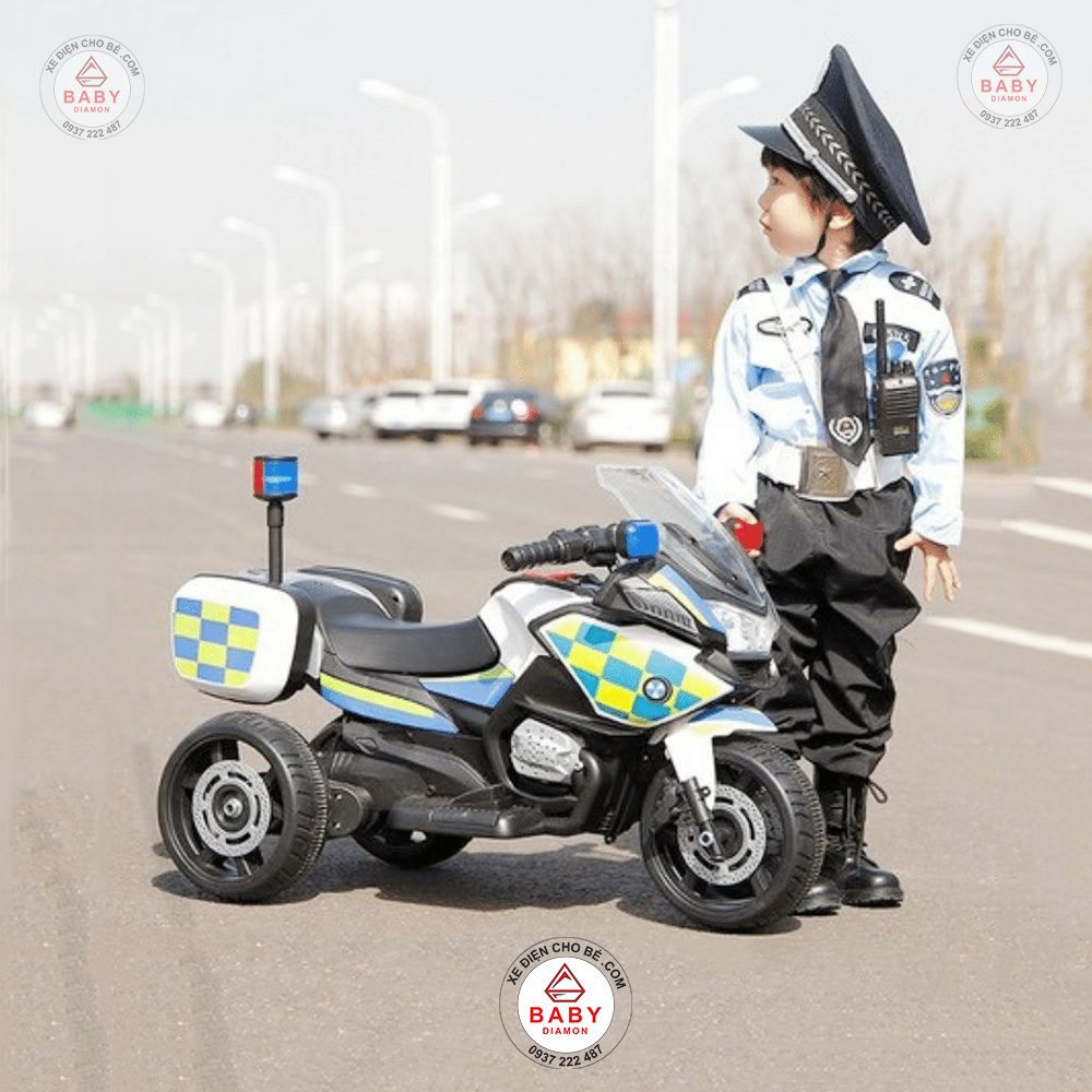 em bé mặc đồ cảnh sát ngồi trên xe máy điện trẻ em