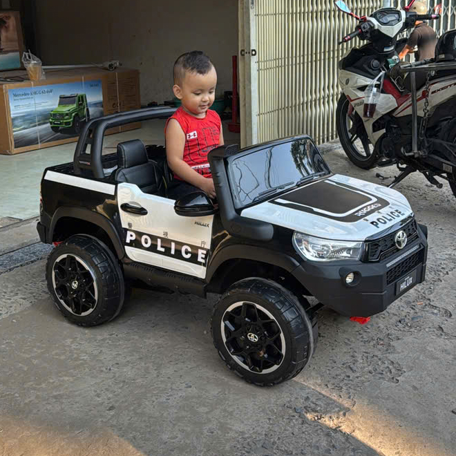 Xe điện cho bé Toyota Hilux bán tải, 24V, DK-HL850 bản quyền
